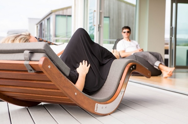 wooden-sun-loungers-outdoor-furniture-pool-deck-ideas