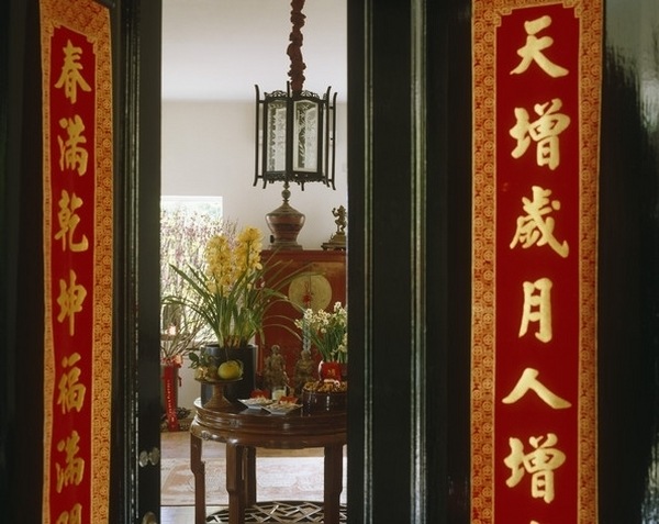 asian interior design ideas black red decor calligraphy