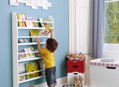 Forward-facing-bookshelf-ideas-kids-bedroom-furniture-white-bookcase