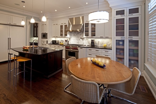 contemporary-kitchen-white-shaker-cabinets-dark-kitchen-island-breakfast-area