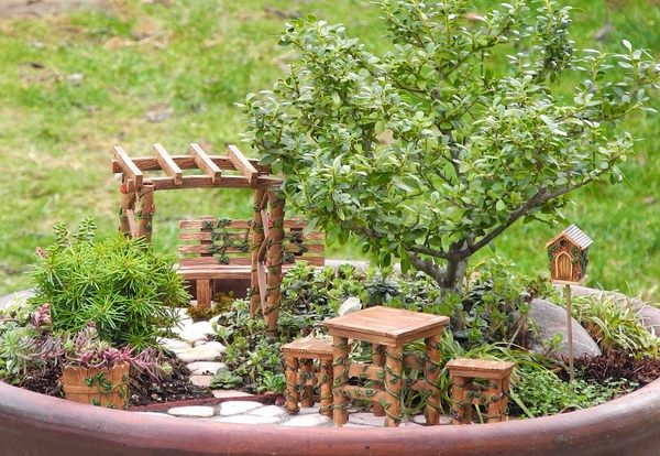 fairy-garden-plans-ideas-mini-garden pergola table stools
