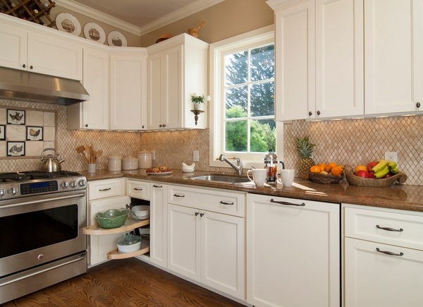 kitchen-remodel-ideas-white-shaker-cabinets-granite-countertops-wood-floor