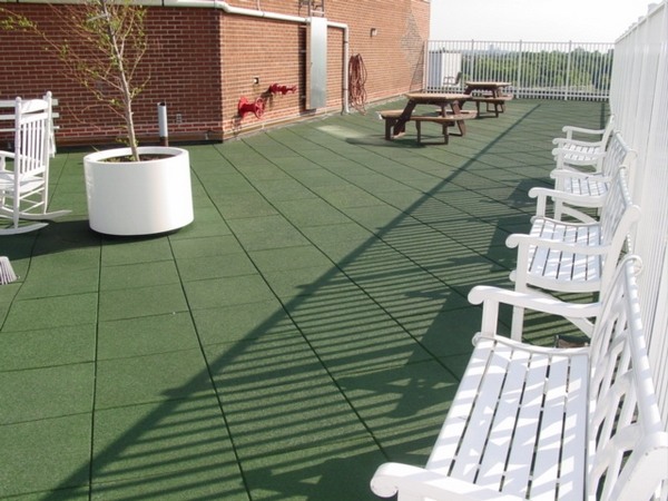 rooftop-deck-ideas-roof-garden-ideas-benches-rubber-tile