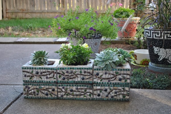 cinder-block-garden-ideas-DIY-cinder-block-mosaic-cinder-block-planters 