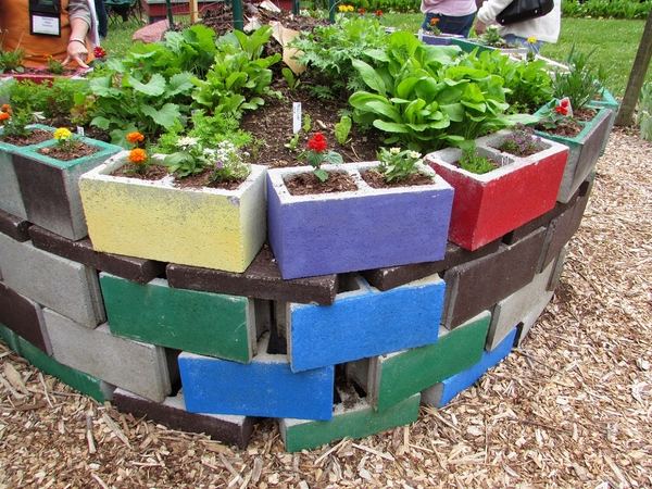 cinder-block-garden-ideas-DIY-cinder-block-raised-garden-idea 