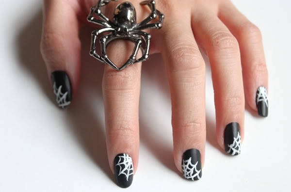 Halloween-acrylic-nails-ideas-black-white-cobweb