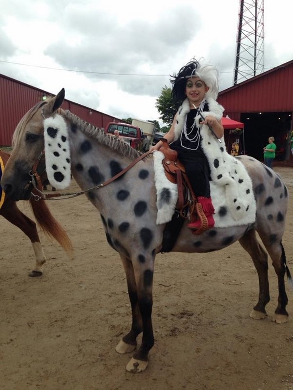 Halloween-costumes-for-horses-and-rider-cruella-de-ville