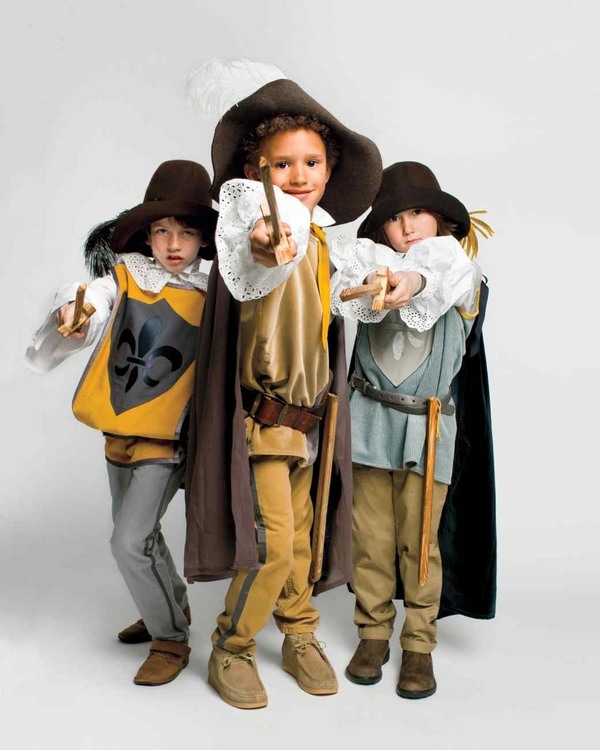 trio-halloween-costumes-ideas three muskateers 