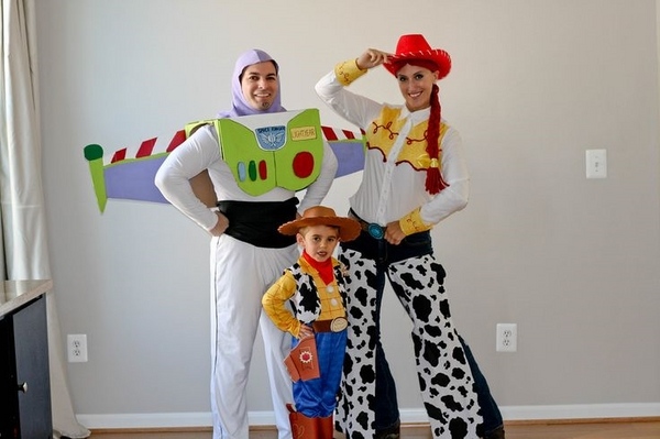 trio-halloween-costumes-ideas toy story family costume
