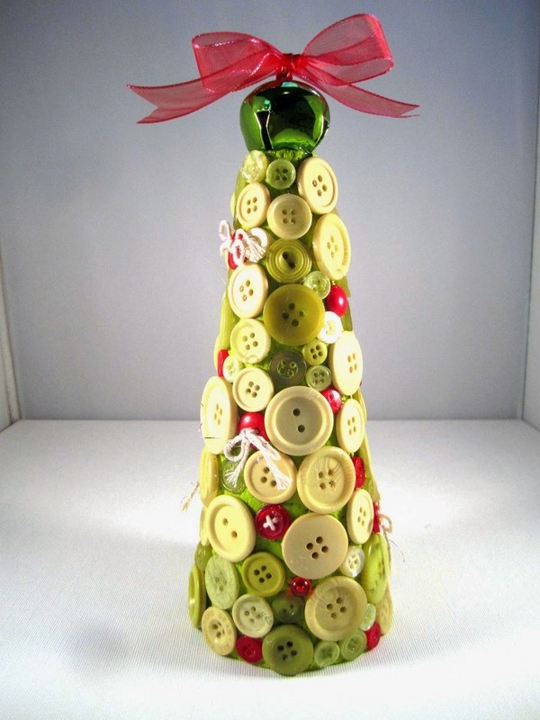 DIY Christmas decoration ideas button crafts Christmas tree green red buttons