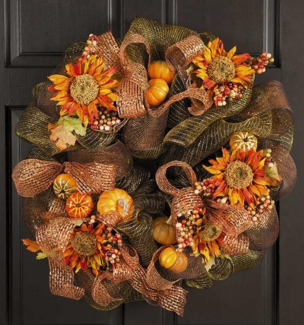 Fall-deco-mesh-wreath-ideas-DIY-door-decorations-wreath-flowers-pumpkins