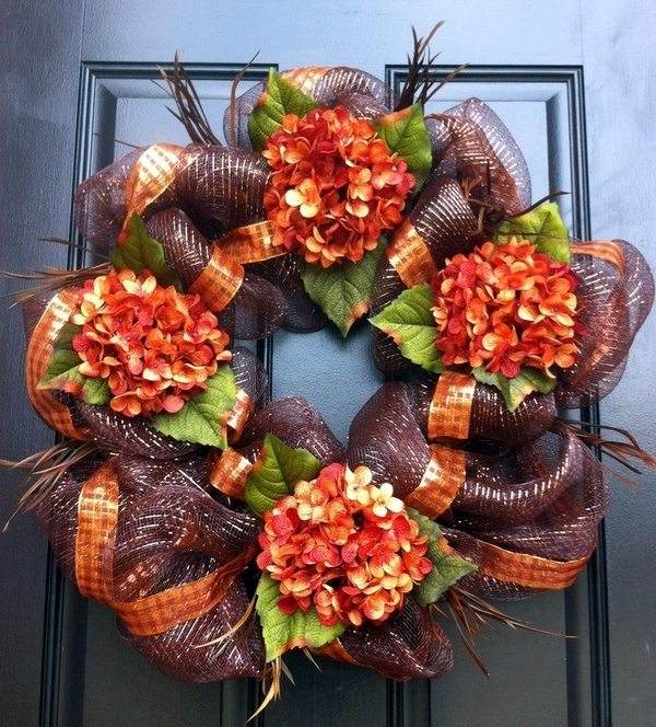 Fall-deco-mesh-wreath-ideas-DIY-front-door-wreath-decoration-hydrangea-ribbons