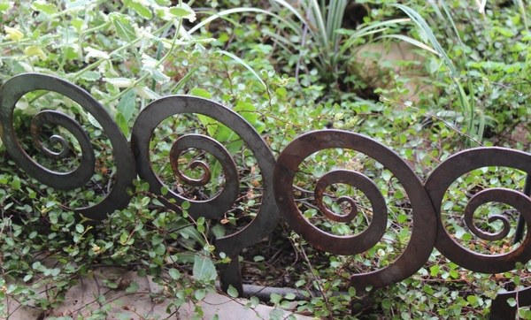 garden-edging-ideas-wrought iron garden edge garden decor