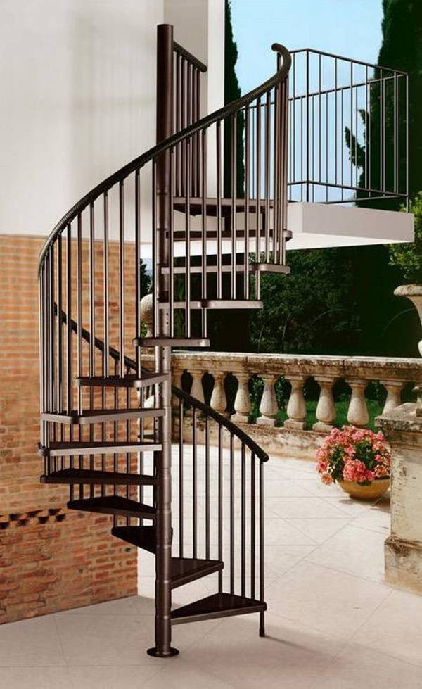 Outdoor spiral staircase designs to complement the house exterior