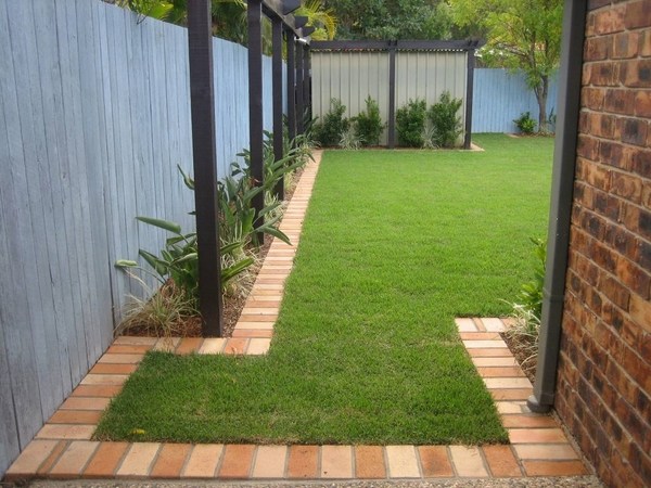 pavers-garden-edging-house exterior-backyard-design 
