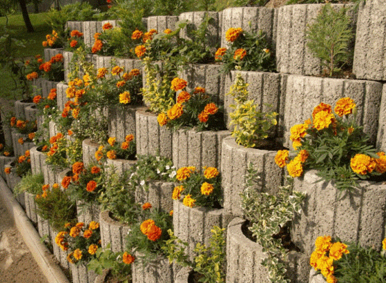 retaining-wall-ideas-planter-boxes-concrete-planters-blooming-flowers