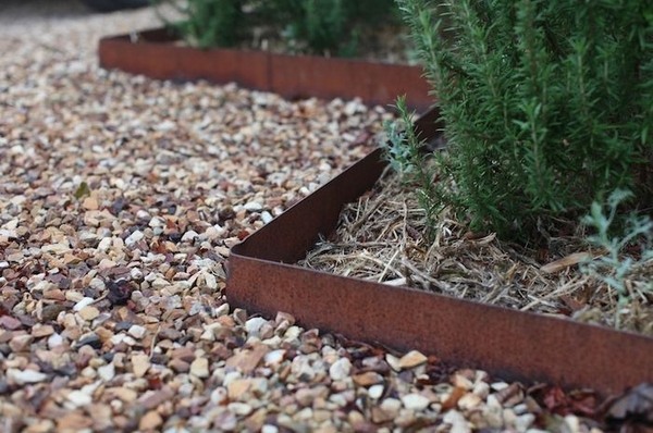 rusted metal-garden-edging-gravel-garden-design 