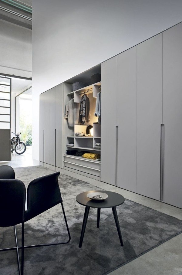 minimalist-closet-design-ideas-gray-doors-shelving system area rug