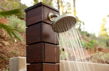 outdoor-shower-enclosure-ideas-wooden-post-round-shower-head-raindrop-shower-head