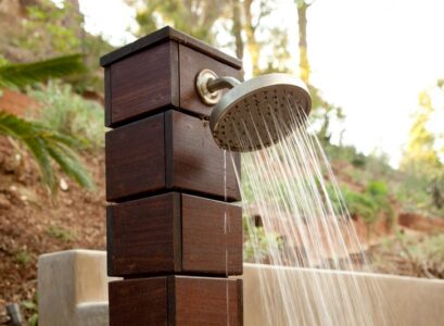 outdoor-shower-enclosure-ideas-wooden-post-round-shower-head-raindrop-shower-head