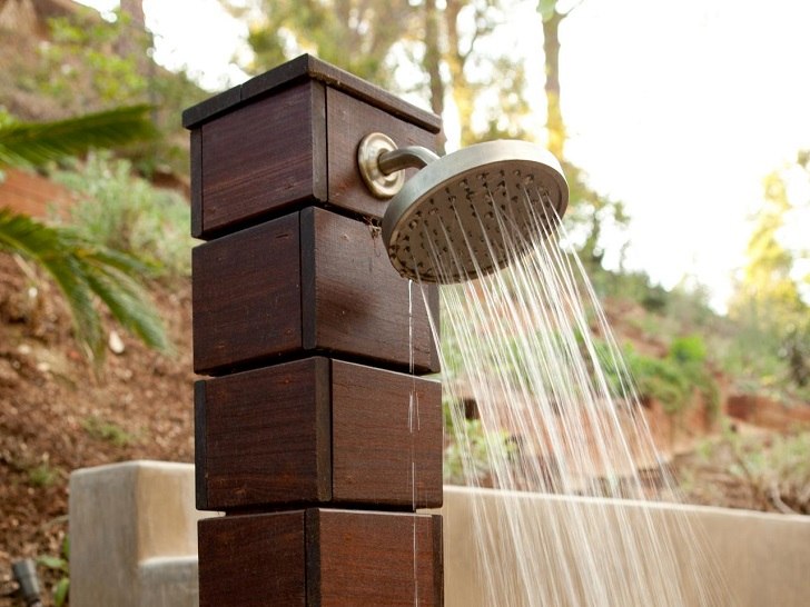 outdoor shower enclosure ideas wooden post round shower head 