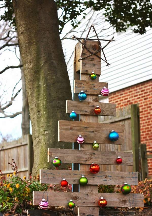 christmas trees made from pallets outdoor decoration upcyling ideas