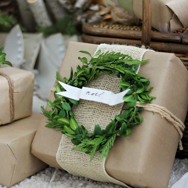 diy-christmas-gift-wrapping-ideas-natural-materials-brown-paper-burlap-diy-wreath