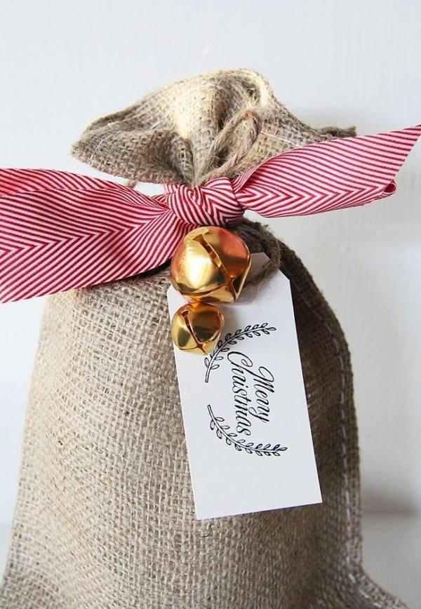 diy christmas gift wrapping ideas natural materials burlap bag