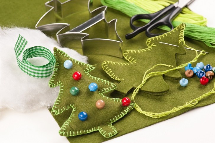 Button and Felt DIY Christmas Ornaments - Cutesy Crafts