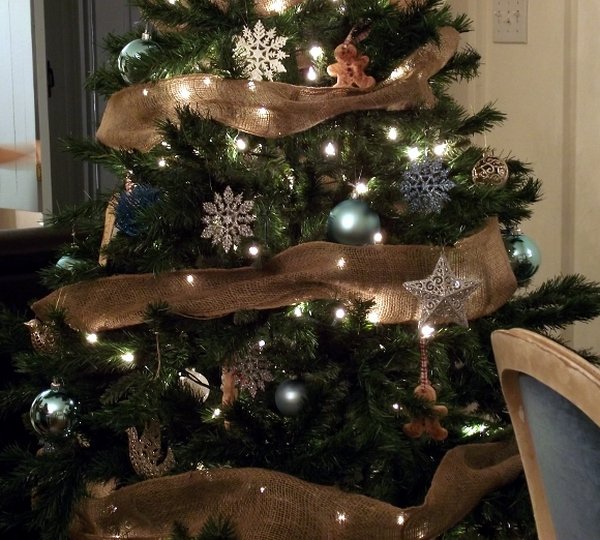 primitive-christmas-tree-ornaments-and-decoration-ideas-burlap-garland-christmas-lights