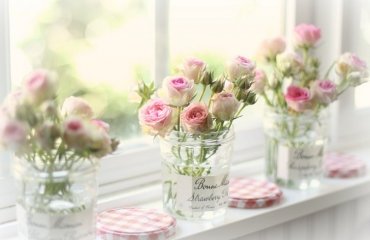 Window-sill-decoration-ideas-romantic-decoration-ideas-flowers