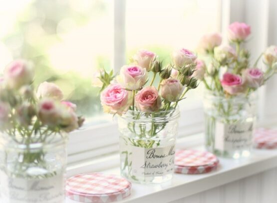 Window-sill-decoration-ideas-romantic-decoration-ideas-flowers