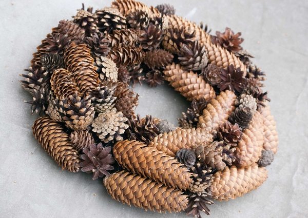 winter-wreaths-ideas-handmade-christmas-wreath-designs-natural-materials-pine-cones