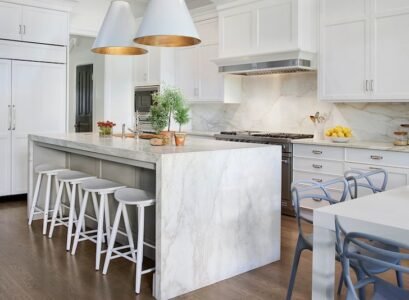 waterfall-countertop-design-ideas-white-kitchen-cabinets-modern-pendant-lamps