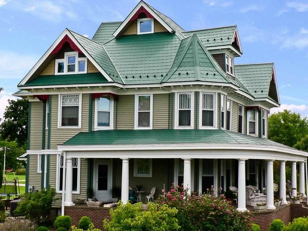 Metal Roofing Colors And House Facade Choosing The Right Combination - What Color To Paint House With Green Metal Roof