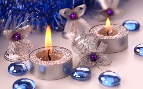 DIY last minute table decoration for new year blue crystals candles