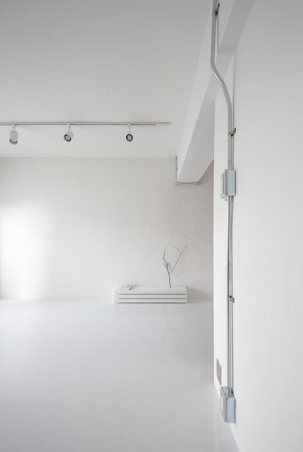 minimalist interior design jun murata white color scheme