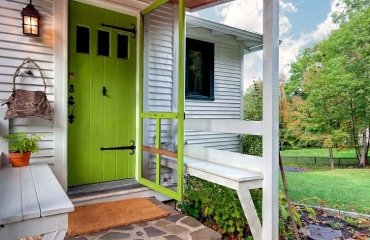 wood-screen-door-house-entry-ideas-wooden-benches