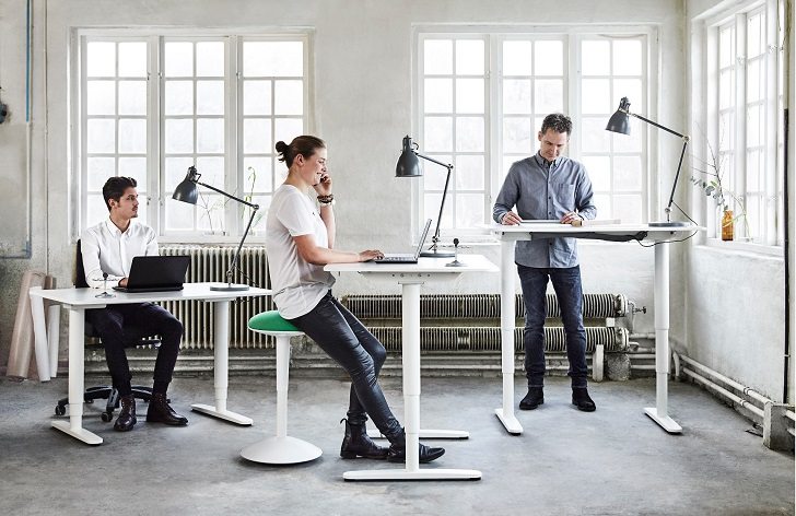 Blozend Zogenaamd JEP BEKANT standing desk by IKEA – ergonomic office furniture design ideas