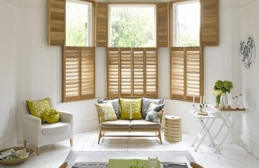 bay-window-shutters-tier-on-tier-shutters-for-bay-windows-living-room-decorating-ideas