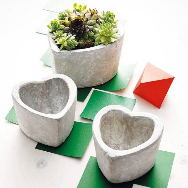  DIY heart shaped concrete planters