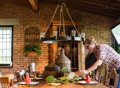 rustic-light-fixtures-dining-room-decoration-exposed-brick-wall-round-black-metal-chandelier