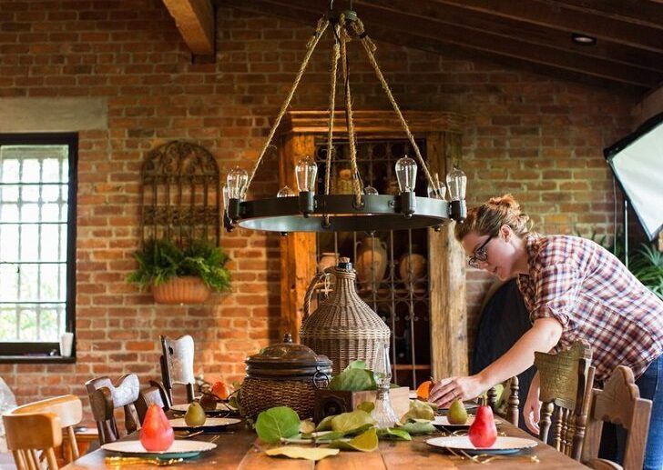 rustic-light-fixtures-dining-room-decoration-exposed-brick-wall-round-black-metal-chandelier