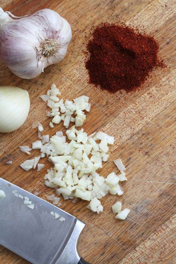How-to-get-rid-of-ants-in-the-kitchen-garlic cayenne pepper onion
