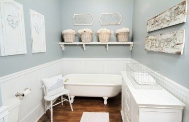 clawfoot-tub-wall-mounted-shelf-bathroom-storage-ideas