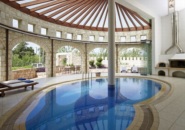 how to deaorate and furnish indoor pool area