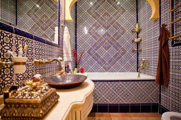 moroccan style decor ideas wall tiles vanity bathtub