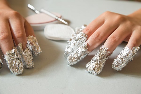 Removing acrylic nails at home with acetone and aluminum foil