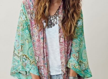 boho-chic-style-kimono-cardigan-with-white-blouse-and-shorts