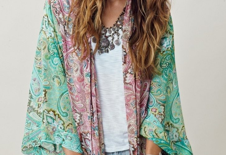 boho-chic-style-kimono-cardigan-with-white-blouse-and-shorts